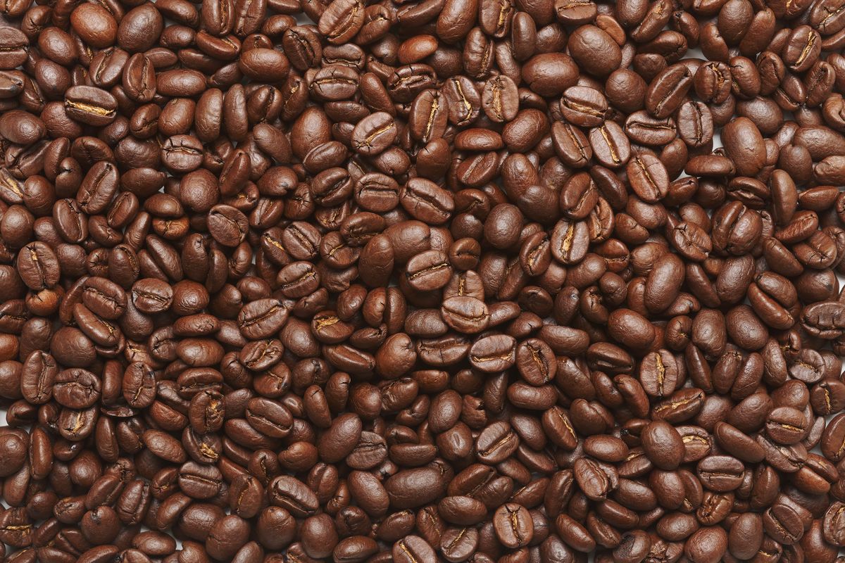 Chicchi di caffè tostati pronti per essere macinati