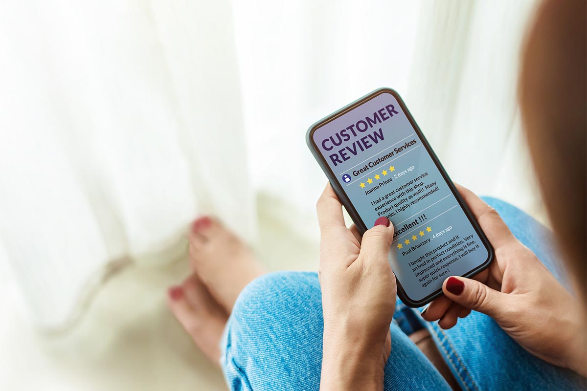 Un'utente legge recensioni online dal cellulare