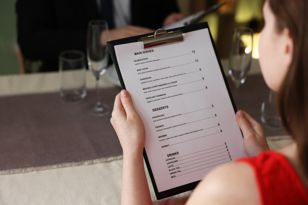 In un ristorante, una persona consulta il menù.