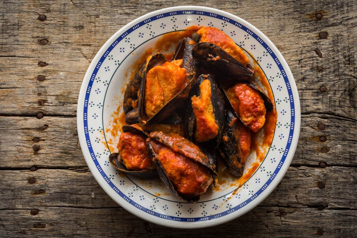 Cozze ripiene con sugo di pomodoro