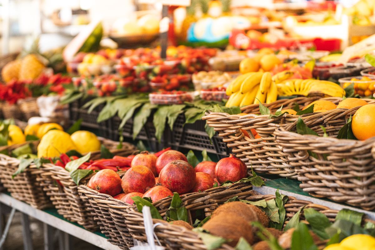 Banco di frutta fresca al mercato