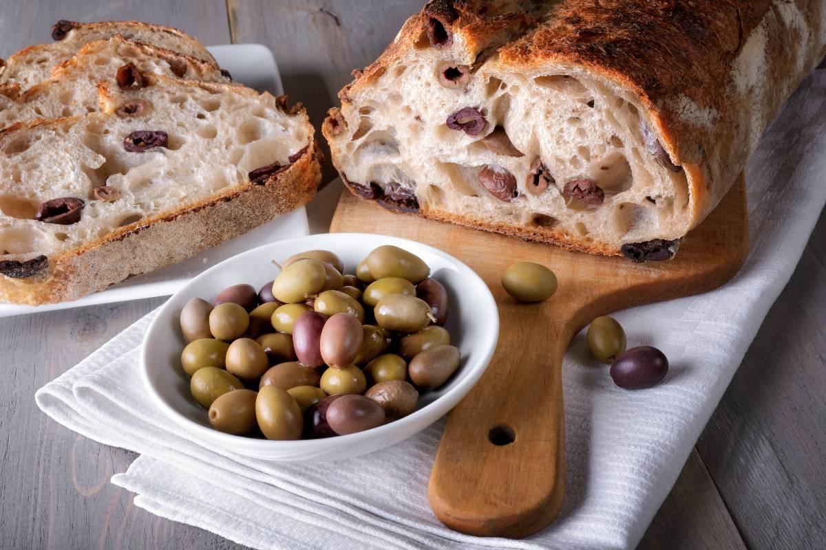 Pane alle olive preparato in casa.
