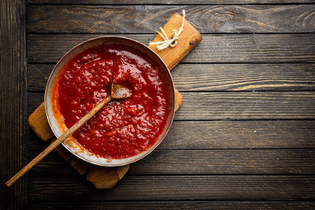 Vista dall'alto pentola con salsa di pomodoro