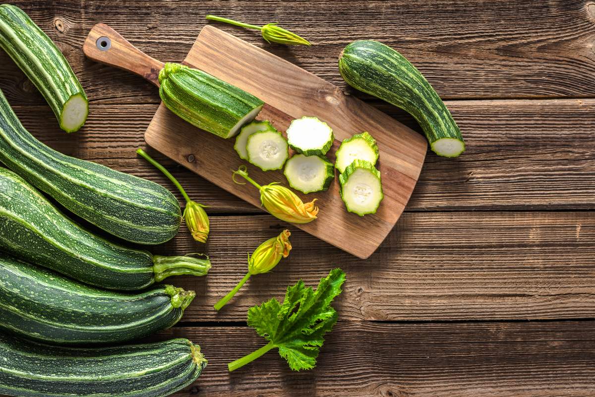 Zucchine fresche e fiori di zucca