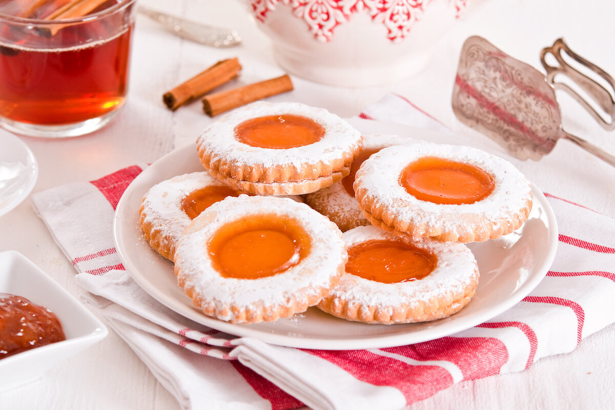 Piatto con biscotti occhi di bue e tazza di tè