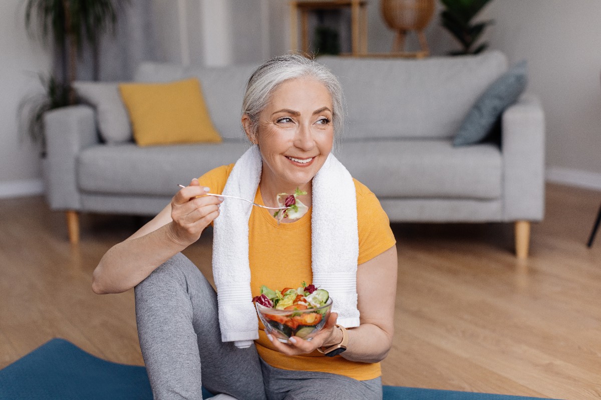 Donna che segue una dieta equilibrata e pratica attività fisica