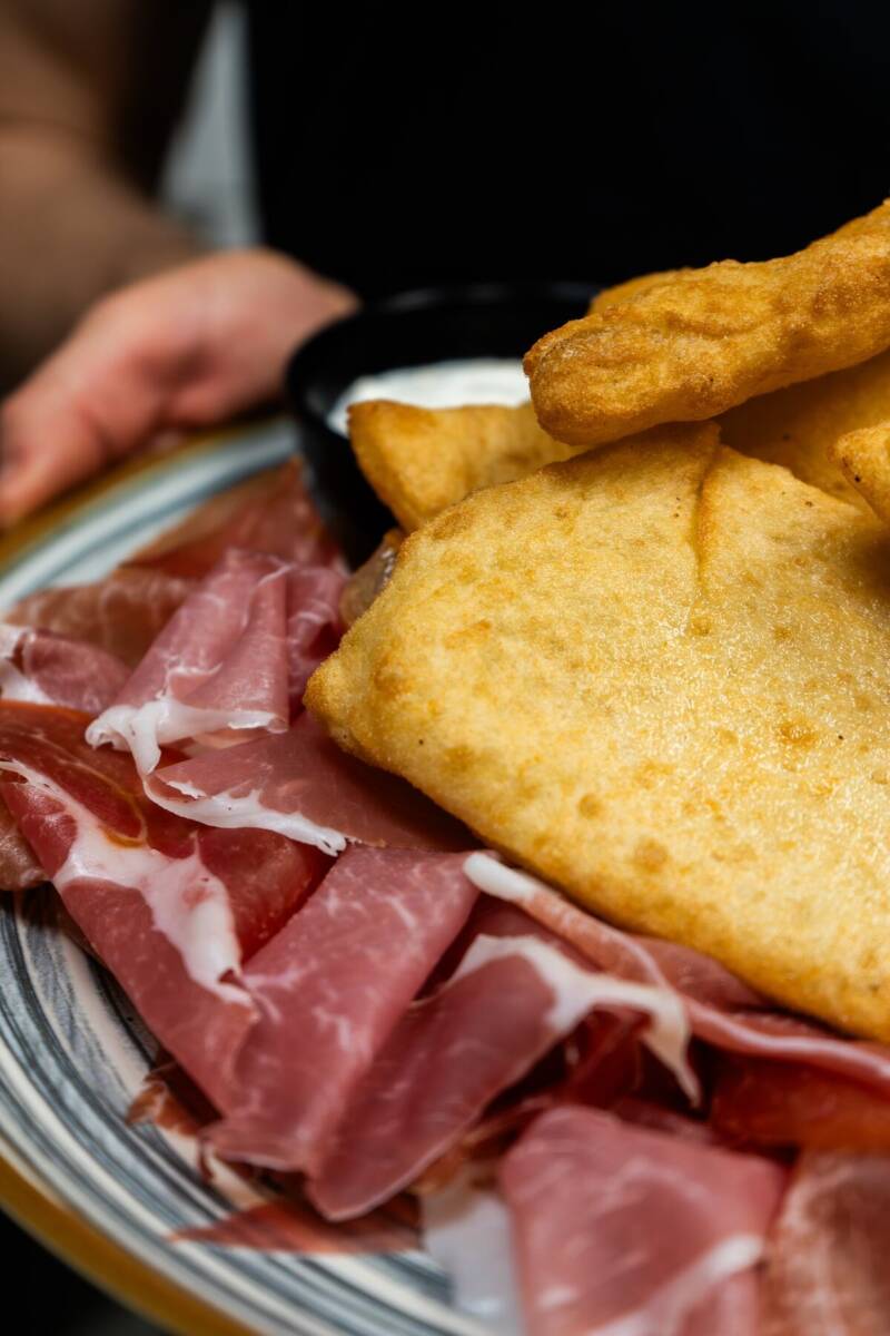 Piatto con impasto fritto e prosciutto crudo
