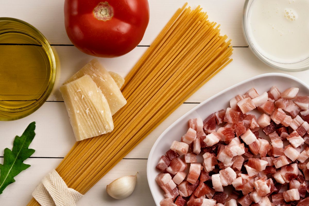 Vista dall'alto ingredienti per pasta spaghetti, pancetta, pomodori, panna, formaggio