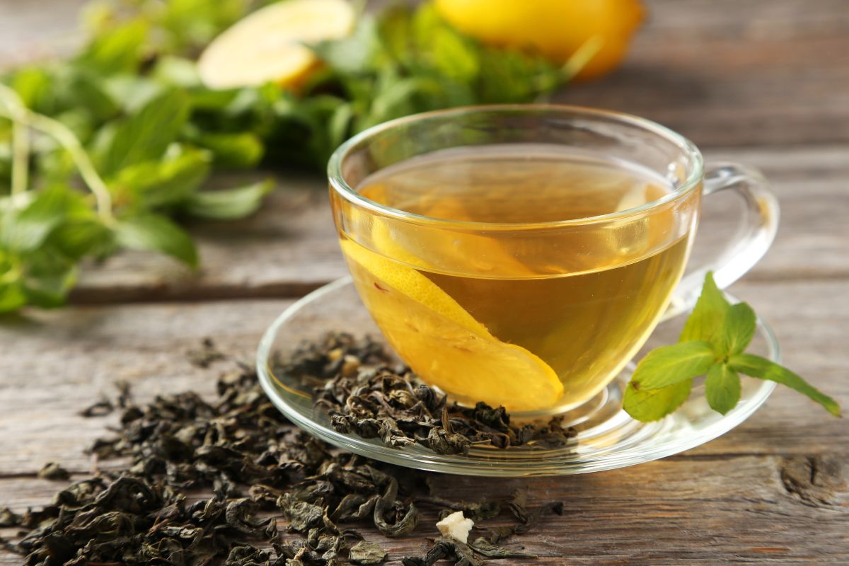 Una tazza di té verde con limone
