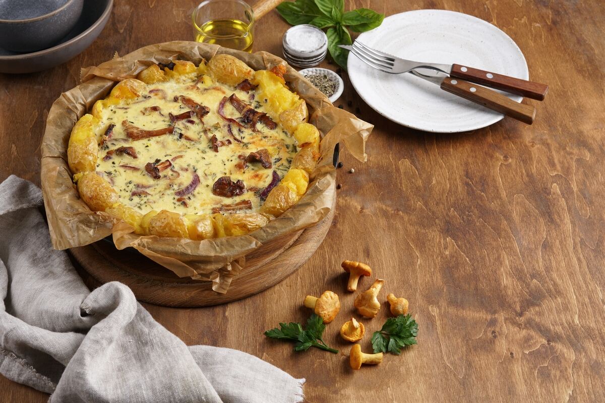 Torta salata con i funghi su carta forno