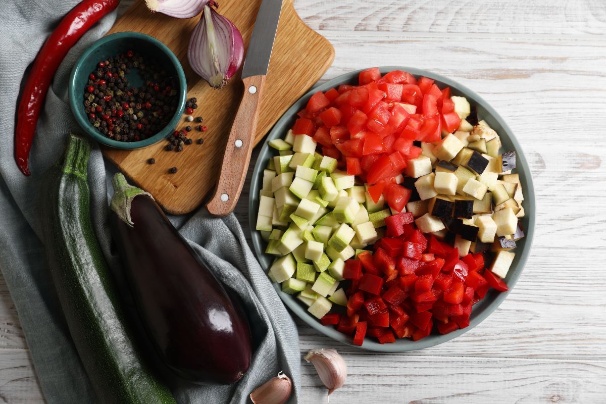 Vista dall'alto di peperoni, zucchine, melanzane e pomodori tagliati a dadini