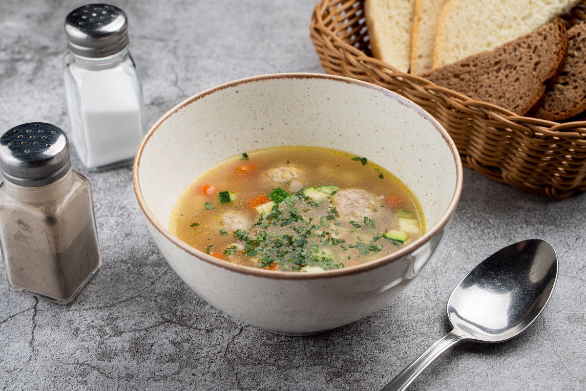 Zuppa guarnita con prezzemolo fresco