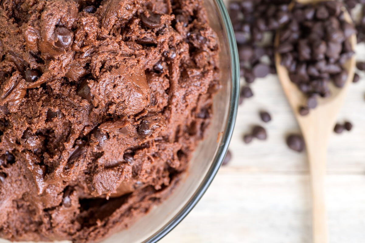 Vista dall'alto impasto al cioccolato con scaglie di cioccolato per biscotti
