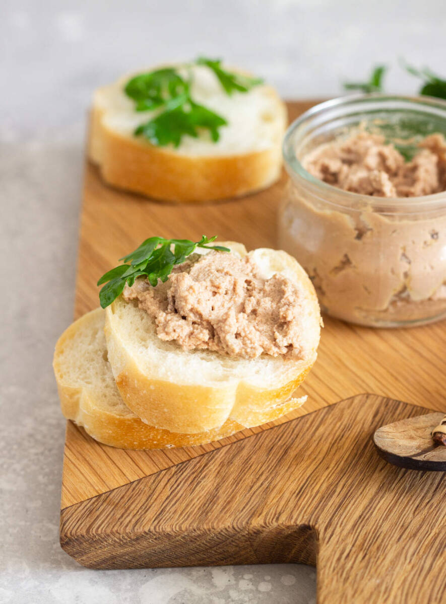 Crostini di pane spalmati con salsa tipo paté a base di acciughe