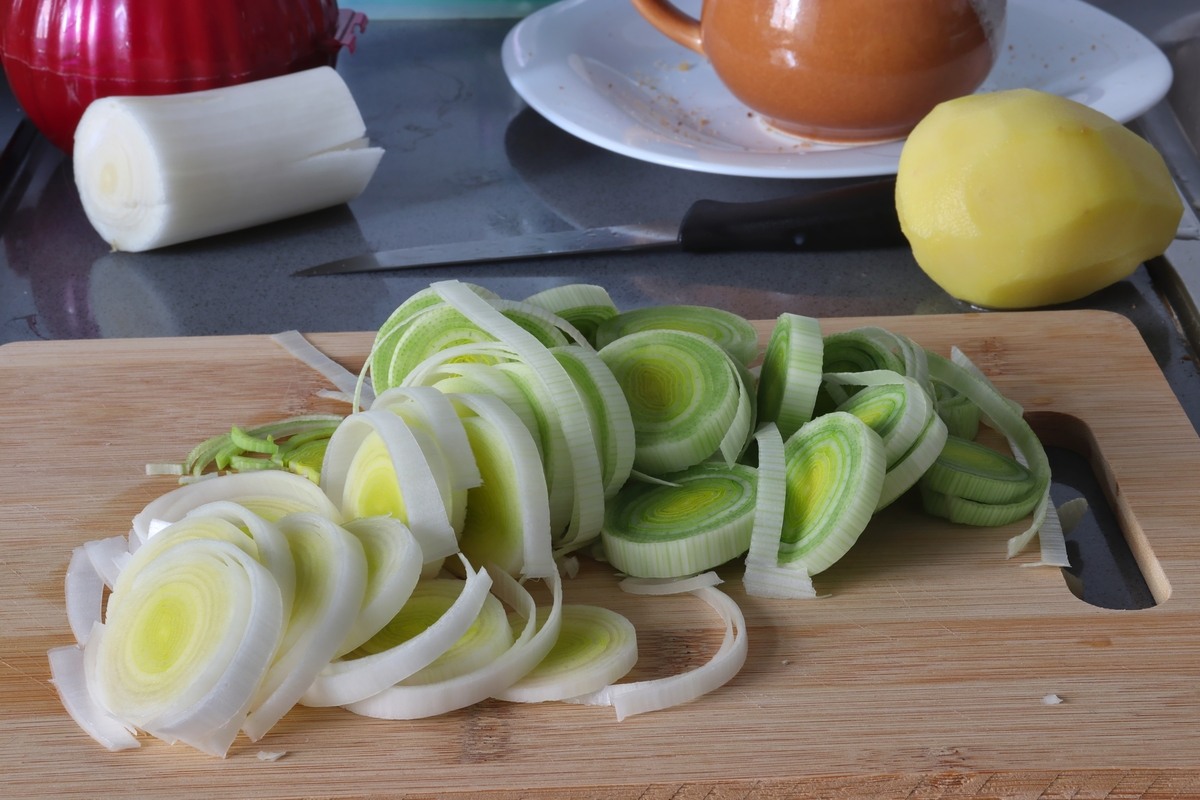 Porro pulito e affettato su tagliere di legno