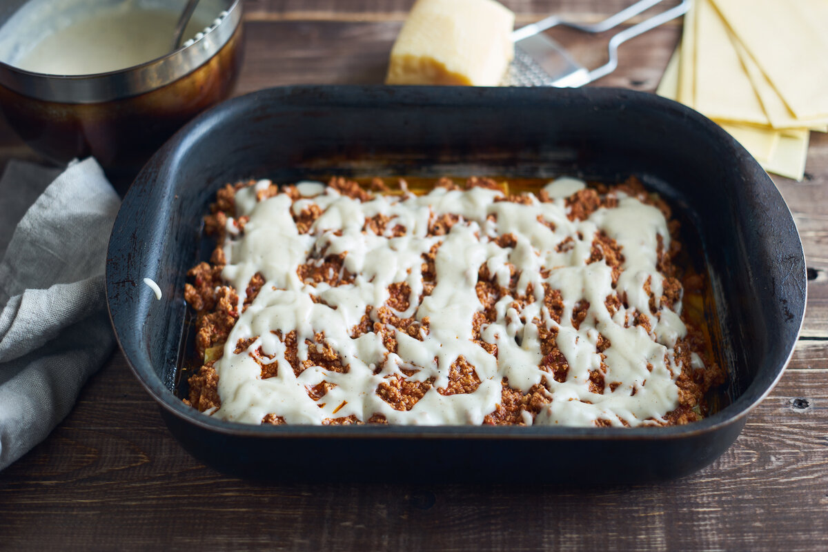 Teglia di pasta al forno con ragù di carne e besciamella