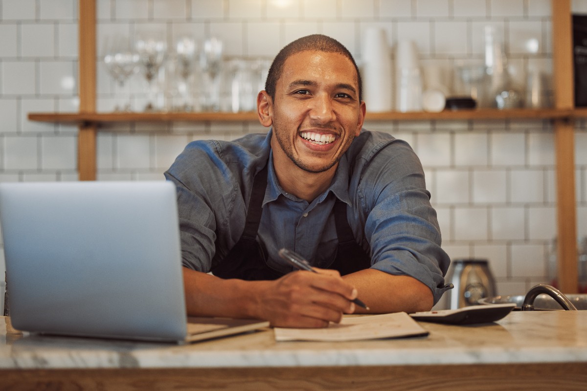 Lo chef del ristorante scrive il nuovo menù al computer.