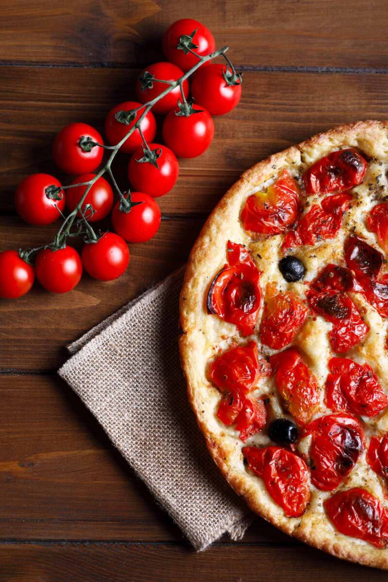 Vista dall'alto focaccia con pomodorini e olive