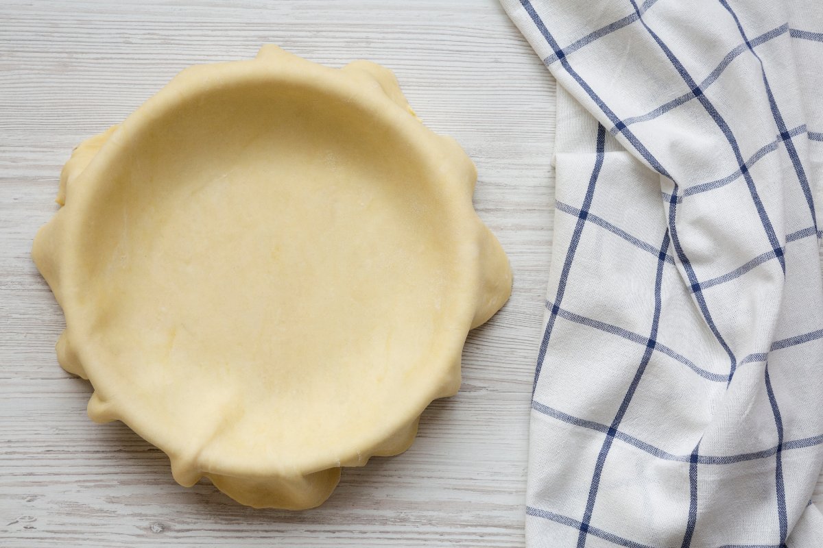 Vista dall'alto pasta tipo brisée stesa nello stampo da torta