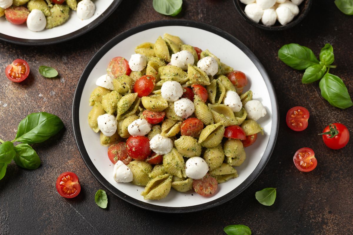 Pasta fredda estiva: condita con pesto, pomodorini e mozzarelline.