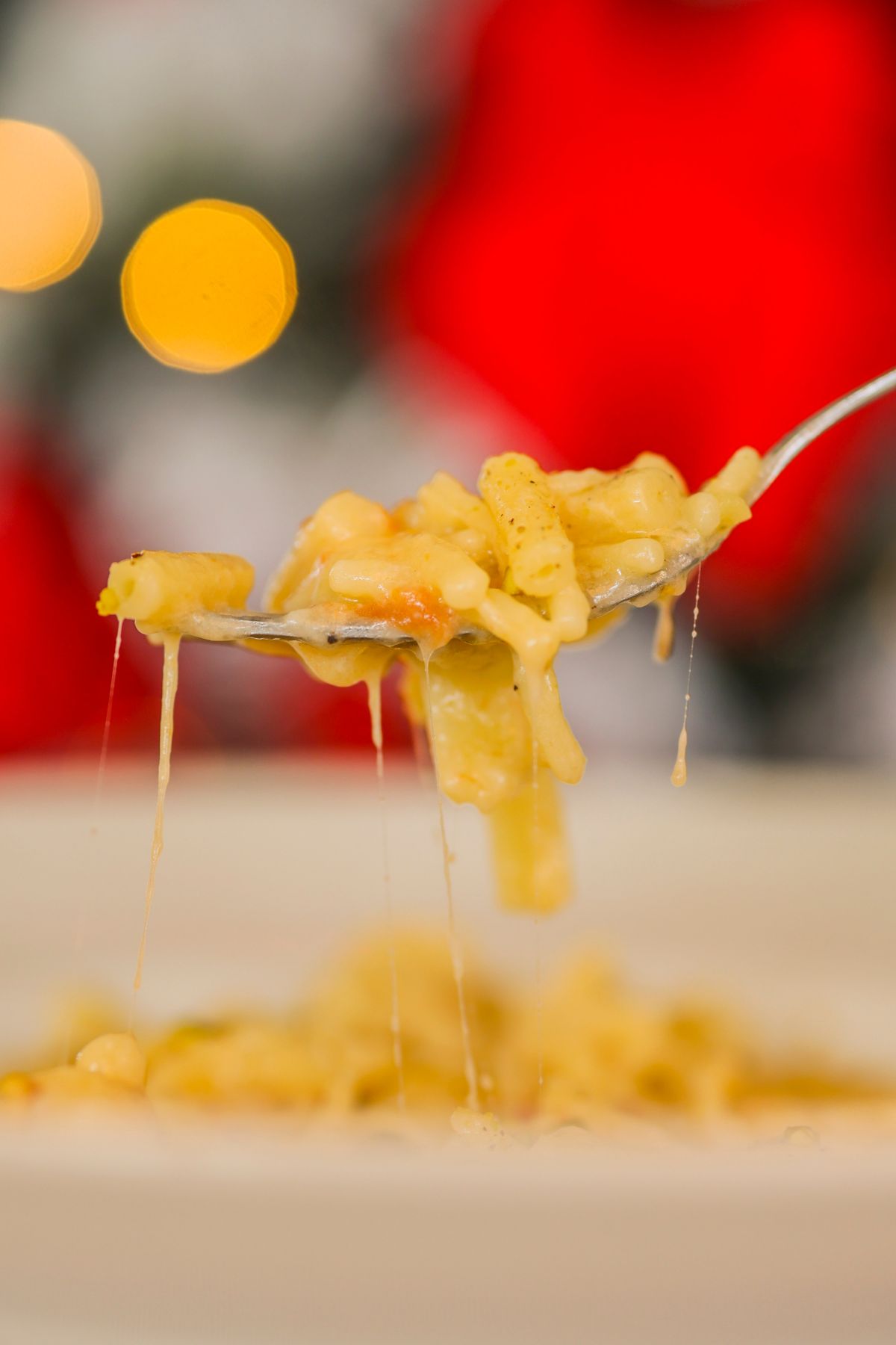 Forchetta che solleva pasta mista con provola filante