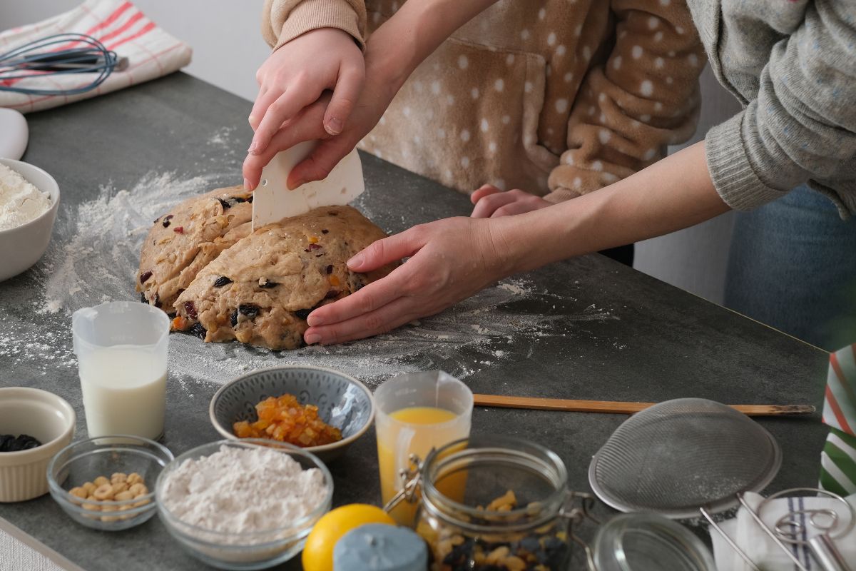 Preparazione pagnotte con frutta secca e uvetta