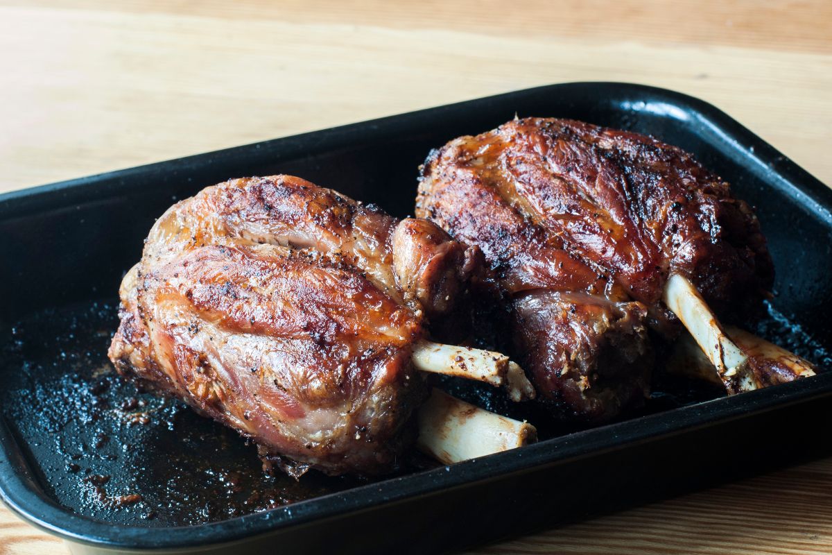 Stinchi di maiale cotti al forno con erbe aromatiche