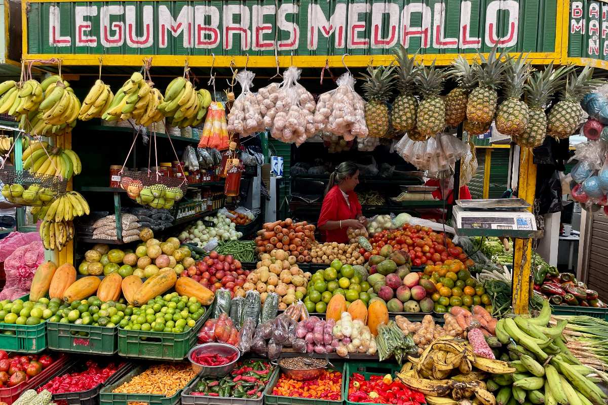 Mercato di MedellĂn: banchi di frutta e verdura in un mercato tipico della cittĂ colombiana.
