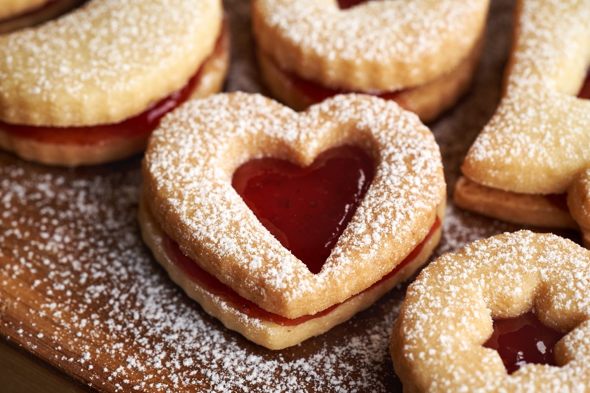 Biscotti di pasta frolla a forma di cuore con cuore di marmellata