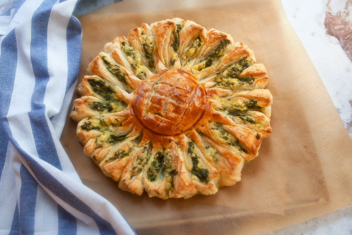 Torta salata ripiena di spinaci a forma di fiore