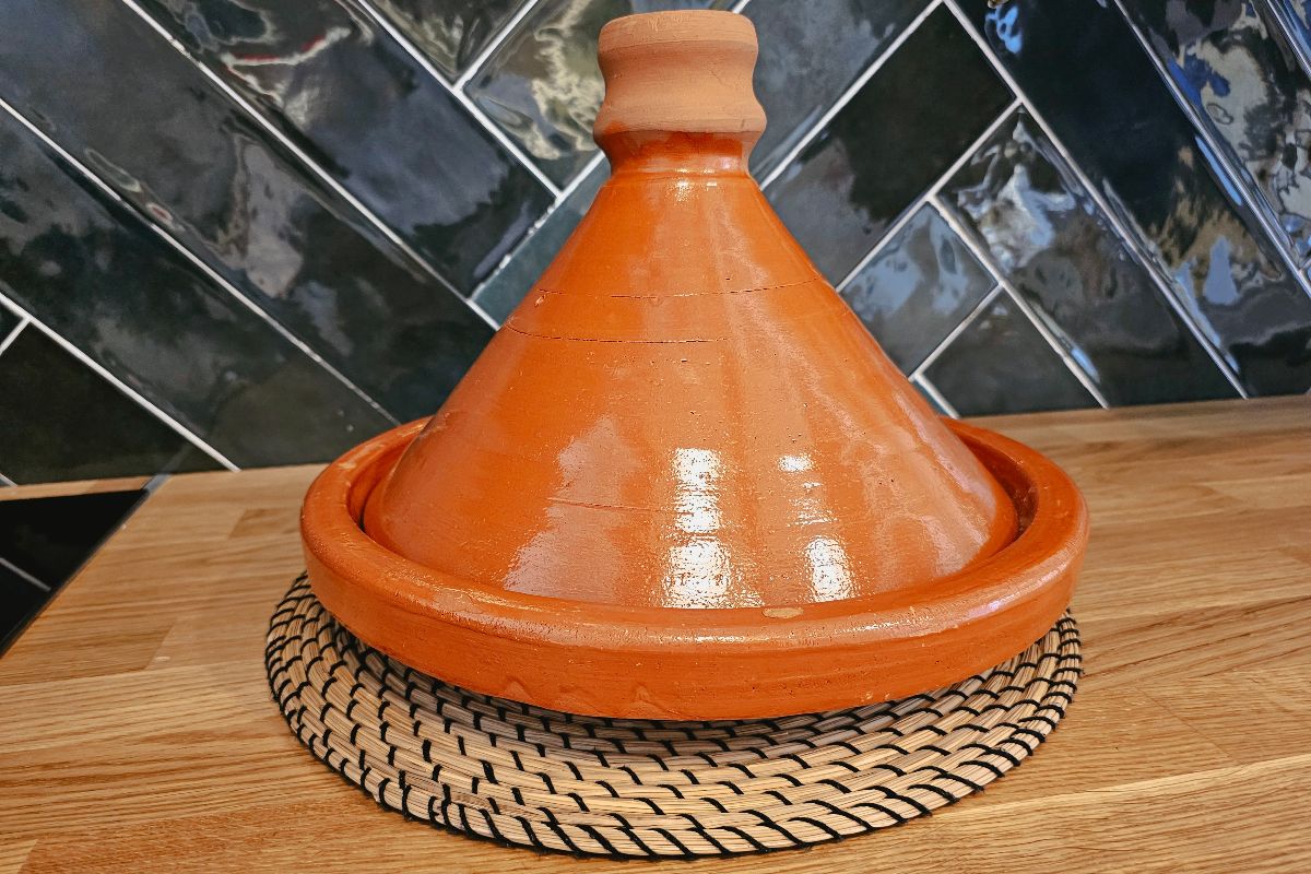 Pentola tajine di terracotta su sottopentola