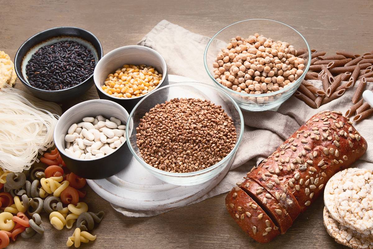 Selezione di alimenti senza glutine disposti su un tavolo.