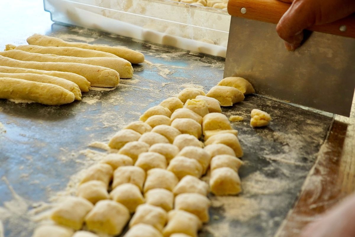 Taglio degli gnocchi con tarocco di acciaio