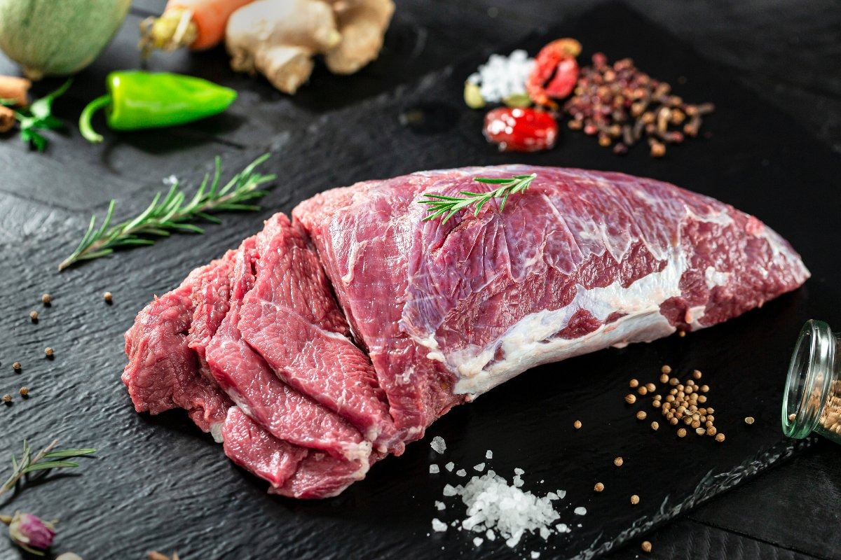 Carne di manzo su tagliere di ardesia