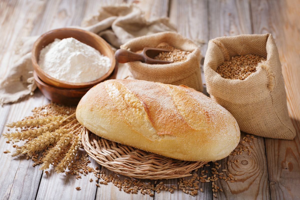 Composizione di pane, grano e farina bianca.
