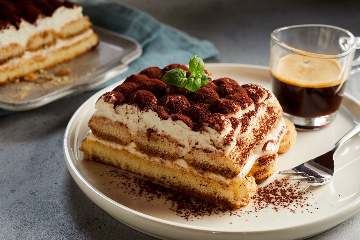 Tiramisù con tazzina di caffè.