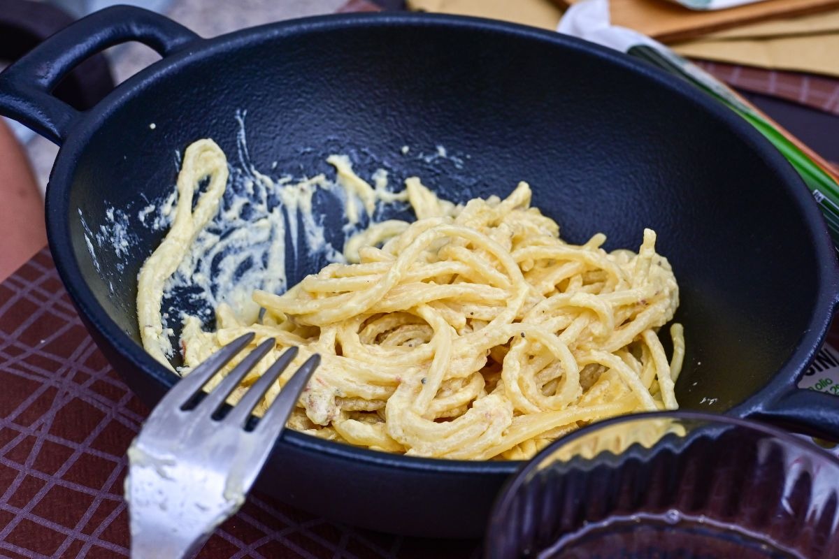 Spaghettoni cremosi cacio e pepe in padella