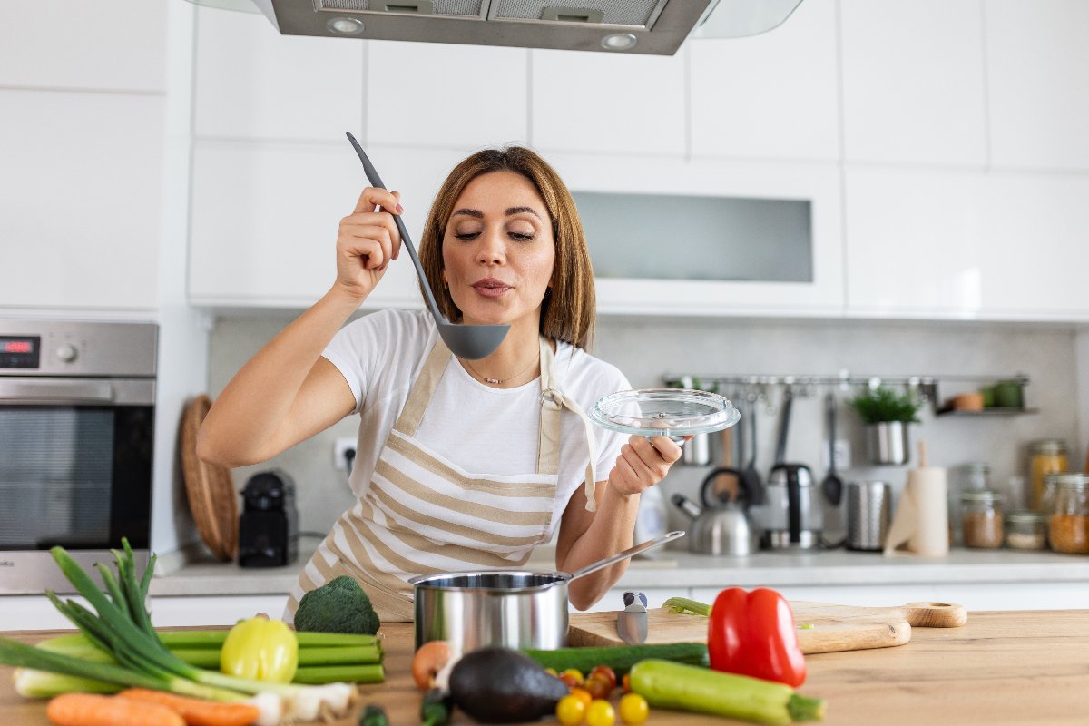 Donna in cucina al momento dell'assaggio.