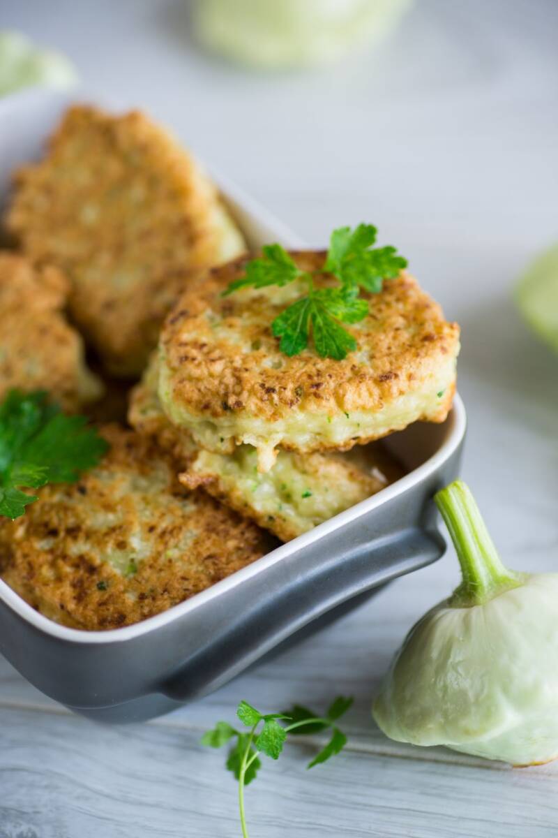 Polpette tipo nuggets a base di zucchine cotti e messi in pirofila di ceramica