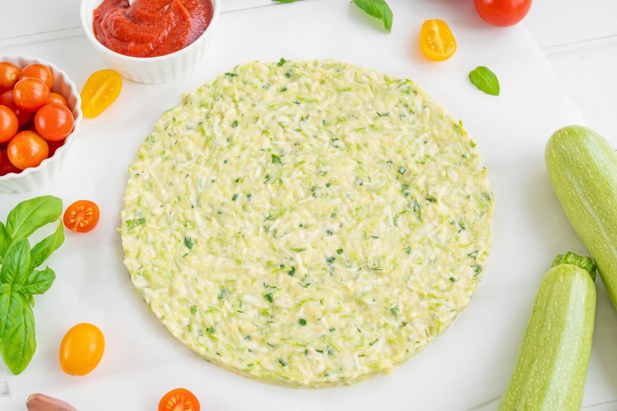 Composto di zucchine grattugiate, uova e farina per finta pizza di zucchine