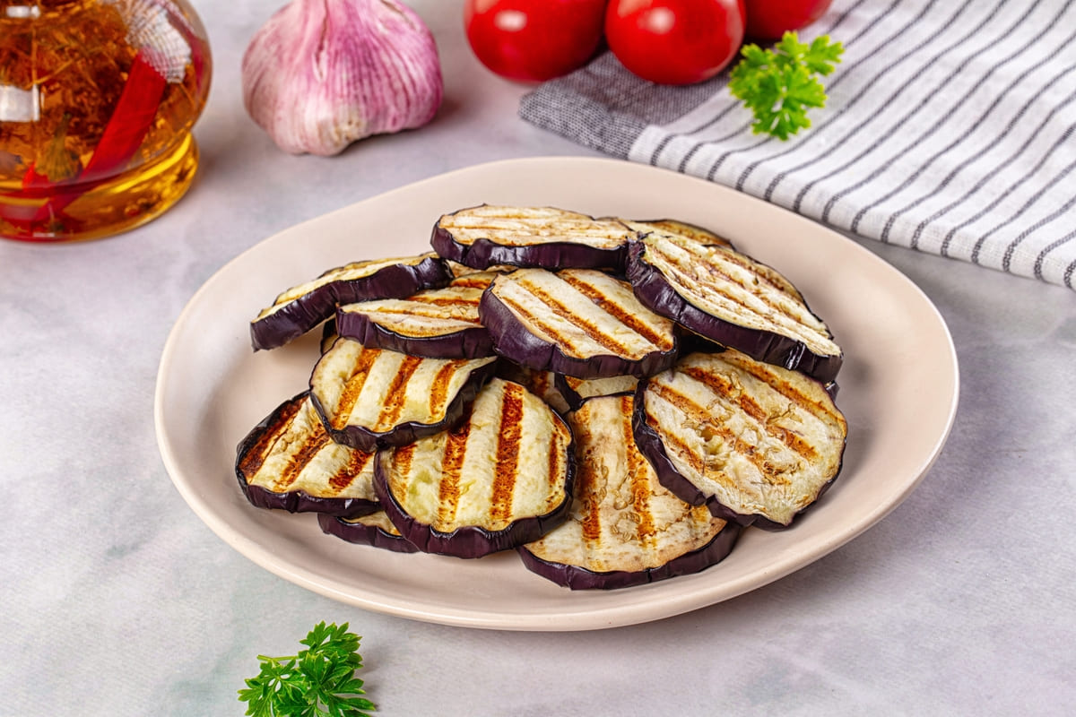 Piatto con melanzane tagliate a fette e grigliate