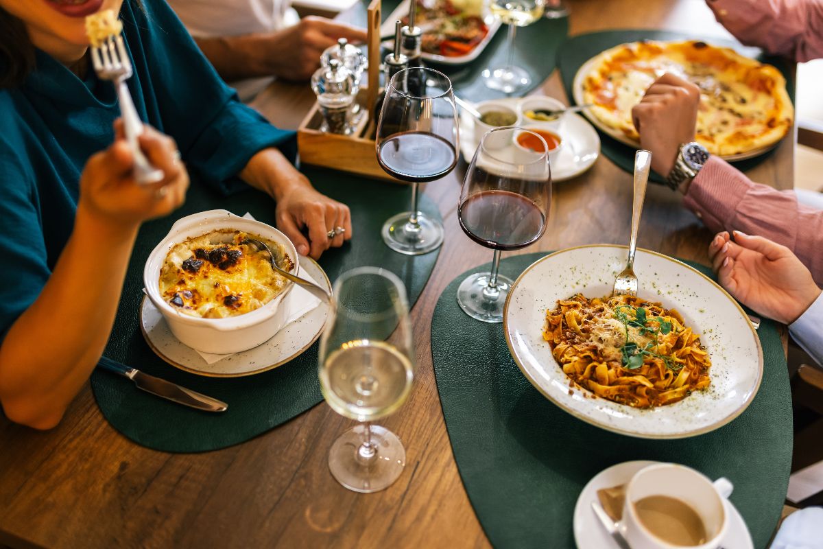 Vista dall'alto di un tavolo da ristorante con piatti tipici italiani.