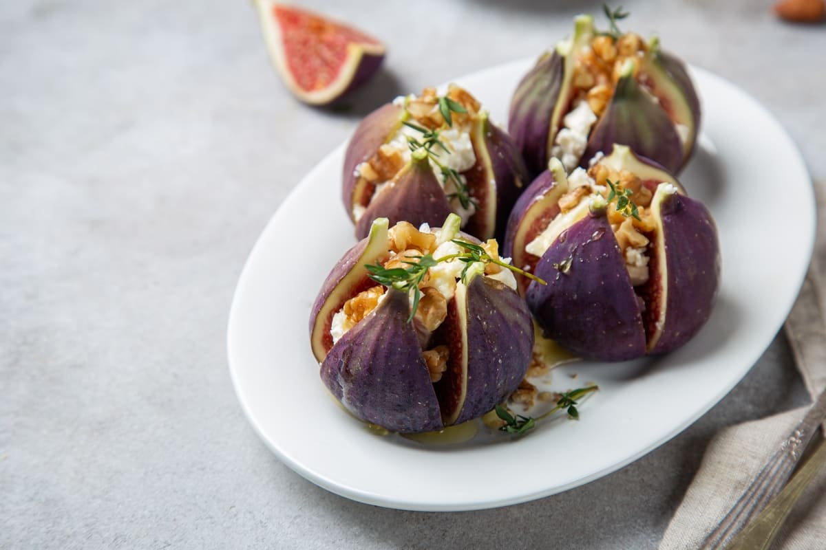 Piatto con fichi freschi farciti con formaggio e noci