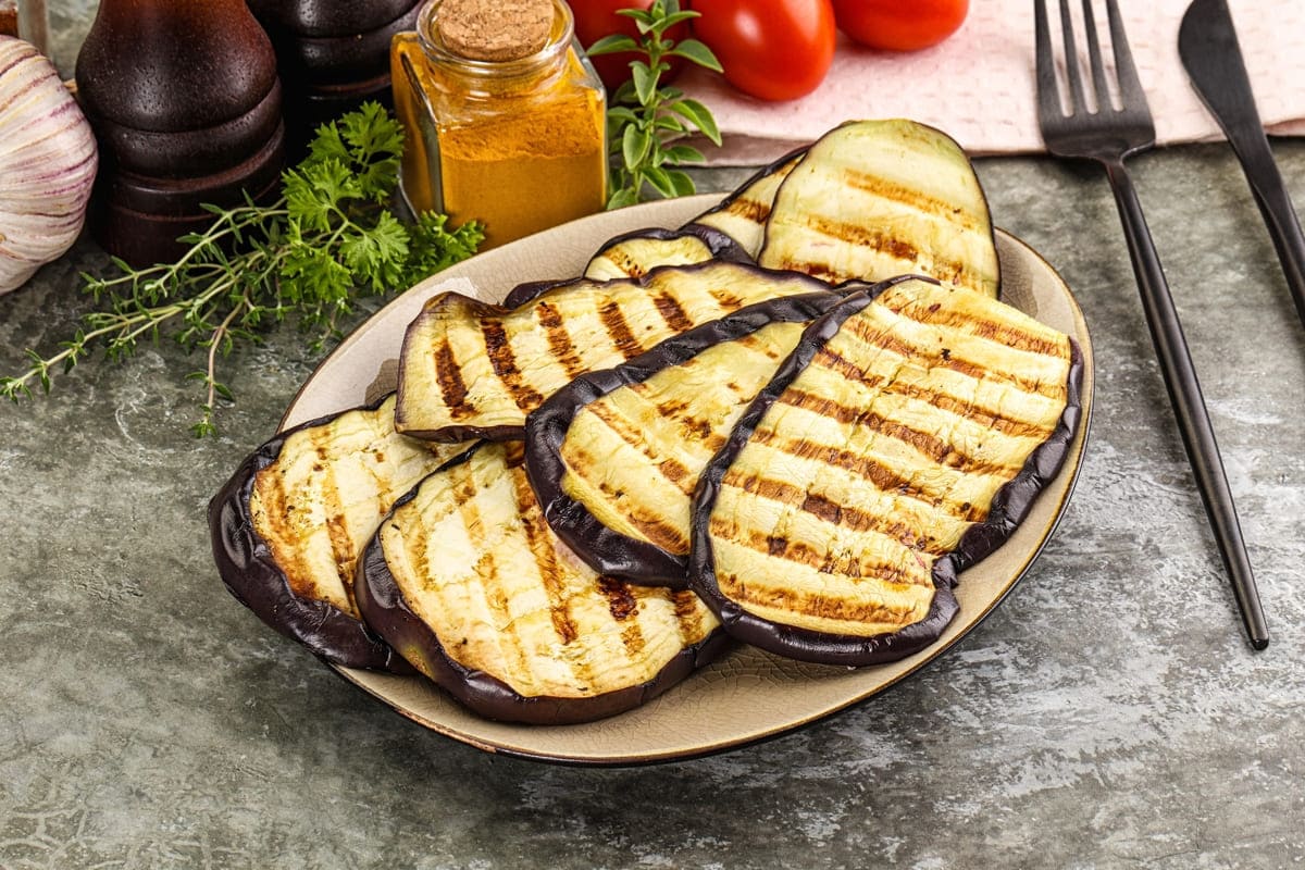 Piatto con fette di melanzane grigliate