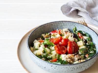 Insalata di quinoa, feta, olive e pomodorini