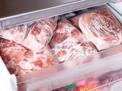 Come congelare la carne in modo corretto (e scongelarla)