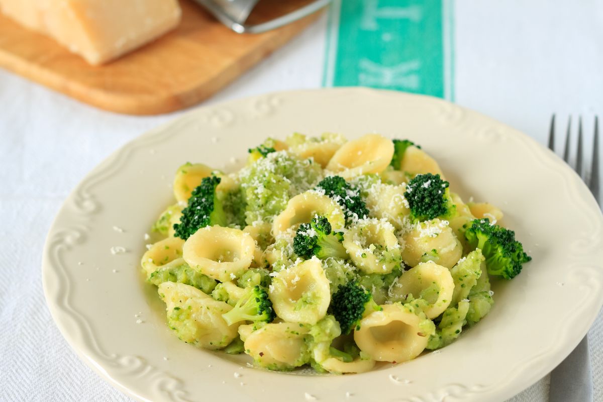 Orecchiette con ceci e broccoletti: la ricetta veloce con verdura e legumi