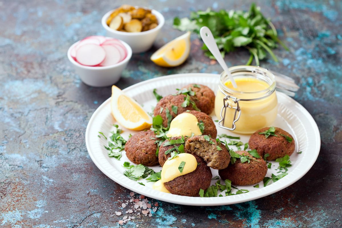 Salsa allo yogurt e curry con falafel