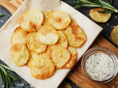 Chips di patate: la ricetta e i consigli per farle croccanti e sfiziose