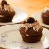 Mini cake foresta nera: la ricetta delle tortine con cioccolato, panna e ciliegie